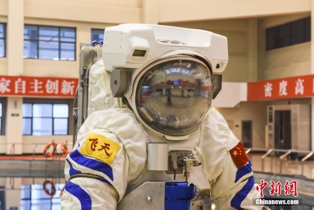 feitian-underwater-training-space-suit-china-astronaut-centre-space-city-april-2018-cns-01-640x427.jpg