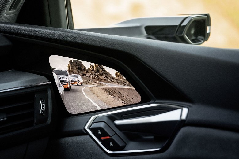 Audi_virtual_side_mirrors_with_Samsung_OLED_displays_large.jpg
