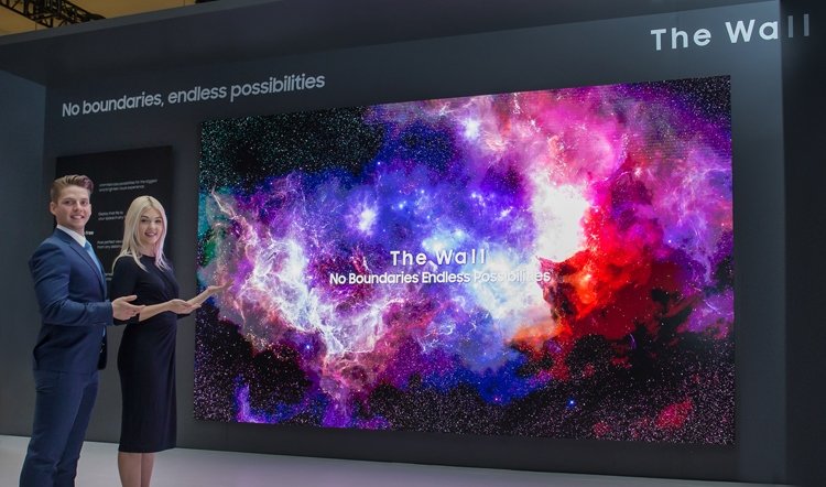 Samsung-FL2019_219-The-Wall_-with-models1.jpg