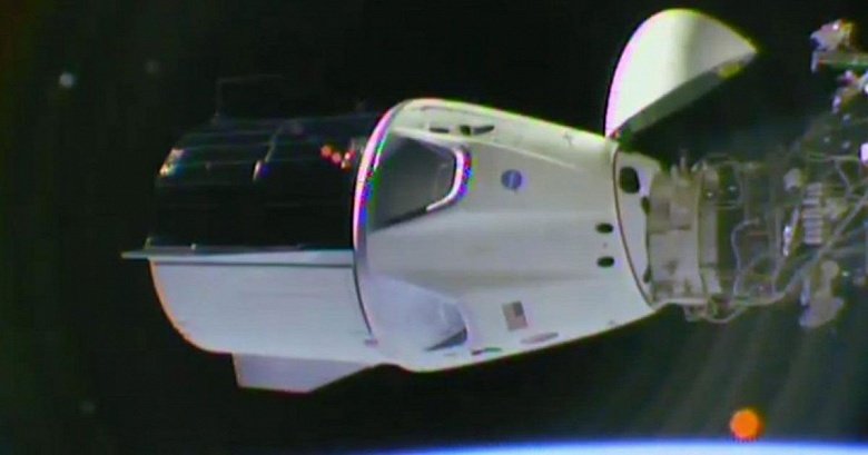 kosmicheskii-korabl-SpaceX-Crew-Dragon-uspeshno-pristykovalsya-k-mks.jpg