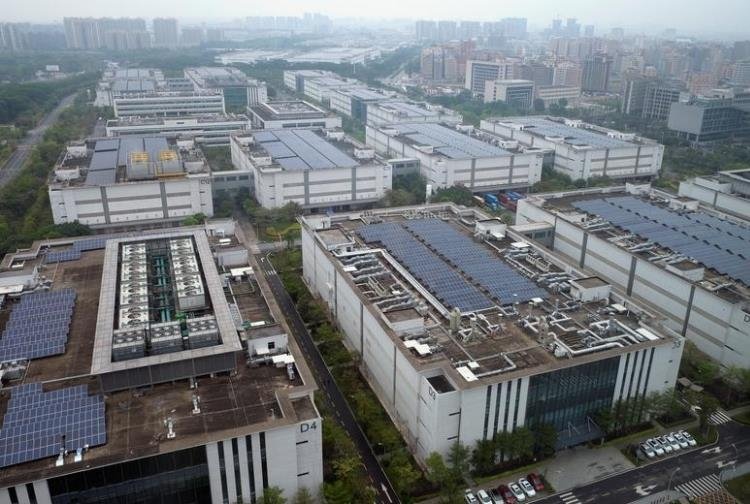 Huawei-factory-campus-is-seen-in-Dongguan.jpg