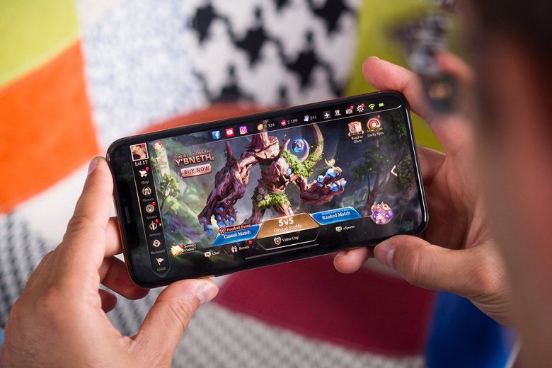 iPhone-users-can-now-download-bigger-apps---games-over-cellular_large.jpg