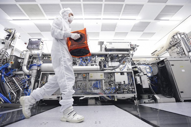 Cleanroom-EF-EUV-Veldhoven_Original_37609-1030x687_large.jpg