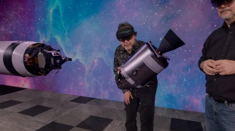 sm.hololens-2-demo.750.jpg