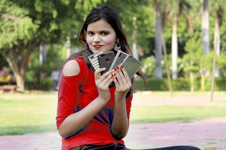 sm.girl-with-mobile-3405761_960_720.750.jpg