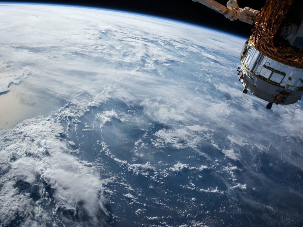 satellite-1030779_1280_1569832694.jpg