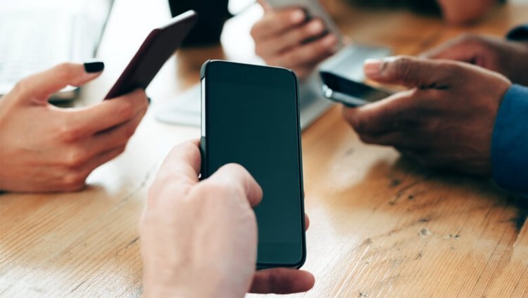 sm.closeup-group-of-people-on-phones_SOMN18106_858390_St_780x440.750.jpg