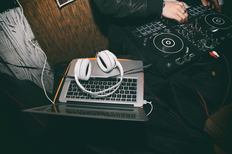 sm.dj-4595492_1920.750.jpg