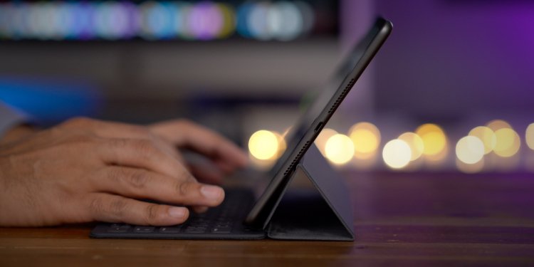 sm.iPad-7-smart-keyboard-side-view.750.jpg