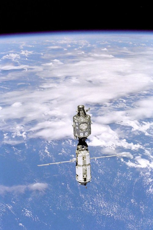 800px-ISS_June_19991.jpg