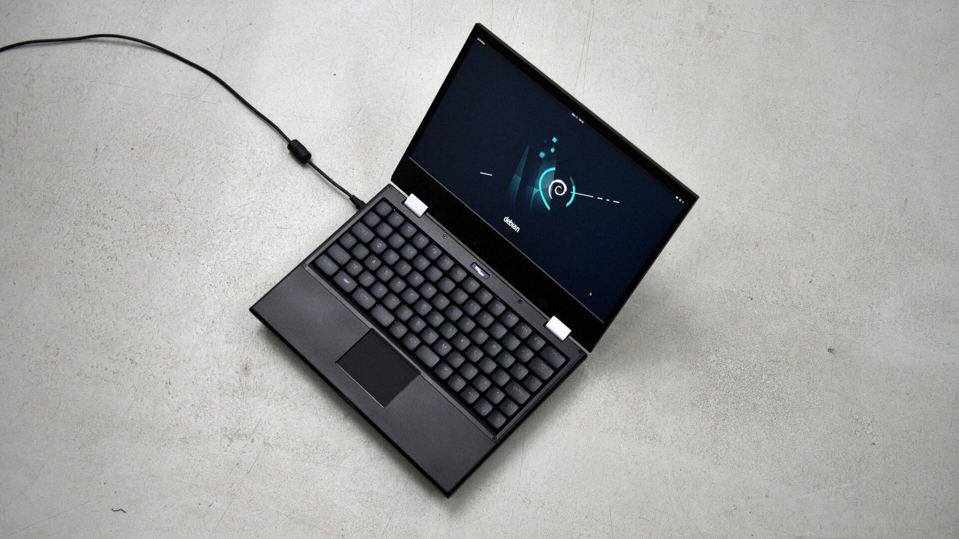 Mnt pocket reform. Портативный компьютер закрытый. Карманный ноутбук. Модульный ноутбук. Mnt reform.