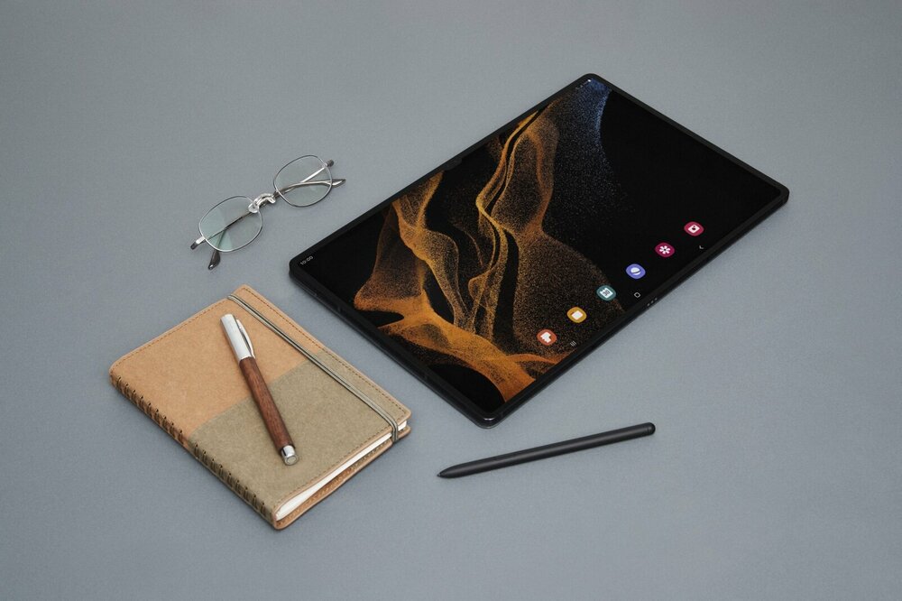 1-009_Design_Tab S8 Ultra with Book Cover_Graphite_HI_large.jpg