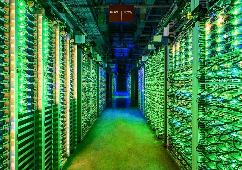 840px-Data-center-full.jpg