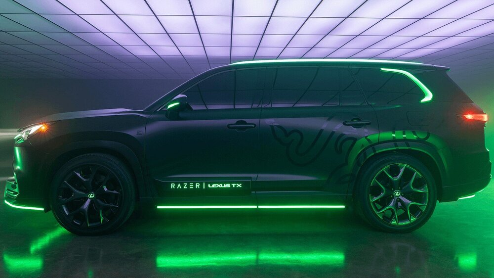 Lexus-TX-stal-igrovoj-stantsiej.jpg