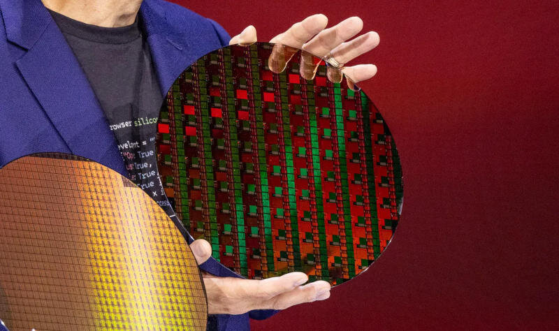 intel-silicon-wafer-18a.jpg
