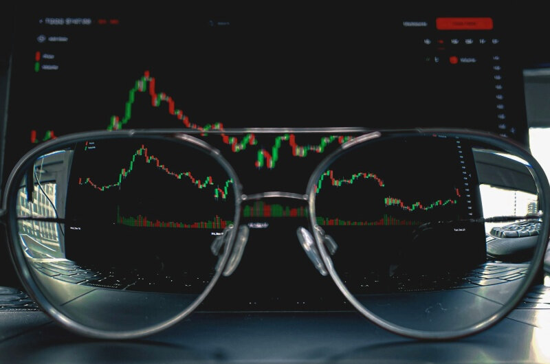 stock-market-glasses-unsplash.jpg