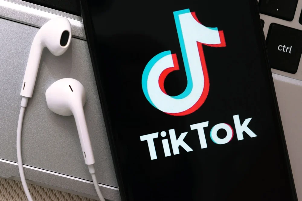 TikTok-app-smartphone.webp