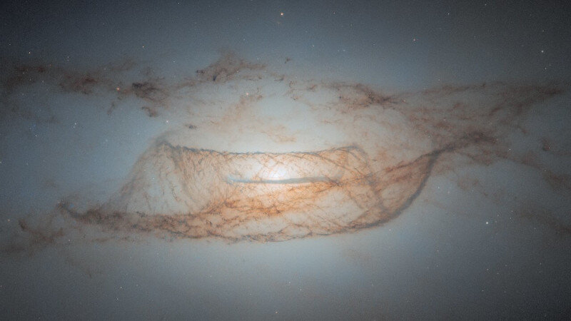 teleskop-habbl-podsmotrel-slognie-formi-linzovidnoy-galaktiki-ngc-4753-main.jpg