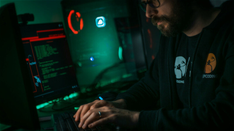 dannie-vseh-rossiyan-utekli-v-darknet-zayavil-glava-rostelekoma-main.jpg
