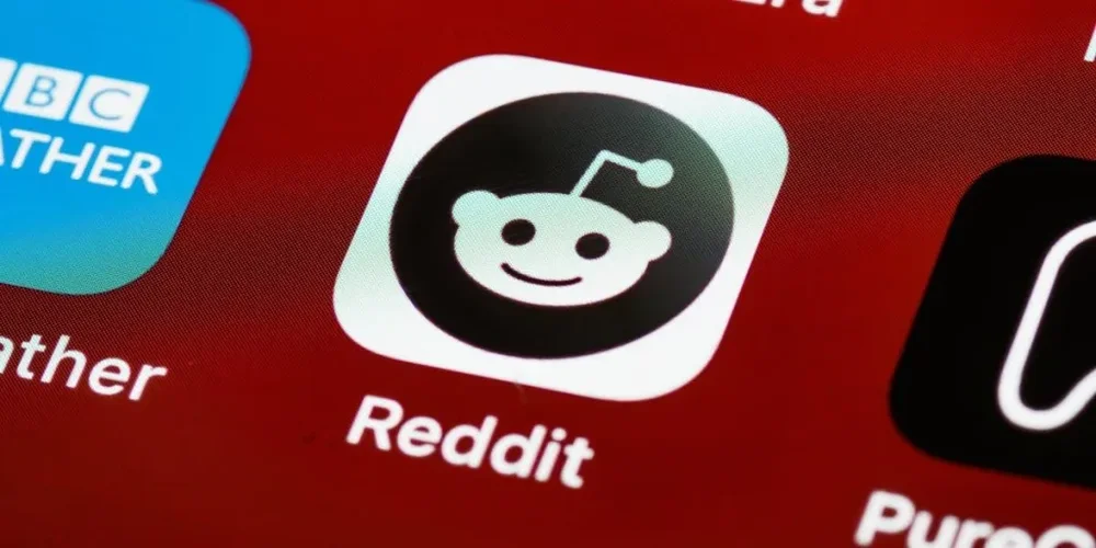 The-Reddit-app-logo-on-a-red-background.webp