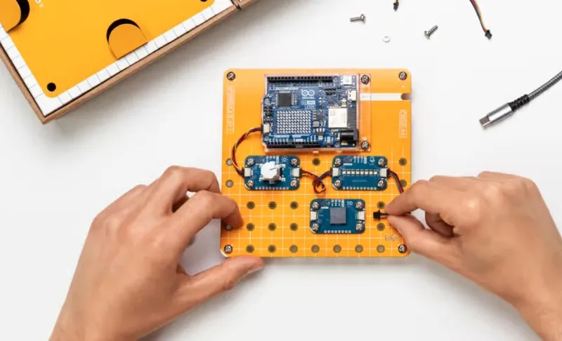 arduino-hands.webp
